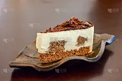 下午茶休息时吃一块巧克力蛋糕