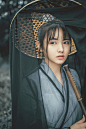 芳草池塘，绿阴庭院，晚晴寒透窗纱。玉钩金锁，管是客来唦。寂寞尊前席上，唯愁海角天涯。能留否？酴釄落尽，犹赖有梨花。
当年曾胜赏，生香熏袖，活火分茶。极目犹龙骄马，流水轻车。不怕风狂雨骤，恰才称，煮酒笺花。如今也，不成怀抱，得似旧时那？