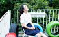 青春绿色背景甜美女孩图片