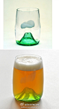 日本流行每日速报：【享受美好生活每一天】工作累了，回家就想喝一杯啤酒。小萌杯，不放啤酒的时候是绿色的山和白色的云，当倒入啤酒后，就变成了夕阳的色彩了
