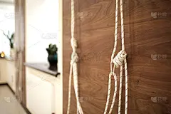 用于拉伸和体能训练的绳子。Kurunta瑜伽课。
