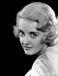 贝蒂·戴维斯：
    Bette Davis（1908-04-05至1989-10-06）：生于美国马萨诸塞州，美国电影、电视和戏剧女演员。1932年成为了华纳兄弟电影公司的合约演员。1999年被美国电影学会选为百年来最伟大的银幕女影星第2名。
    代表作：女人女人，红衫泪痕，名士殉情录，彗星美人
    她的表演充满激情，事事追求完美。为了能够具体塑造角色而经常与制片人、导演和其他演员深入探讨，甚至发生争执，并经常被报道。她直率的个性、清脆的嗓音和叼着香烟的形象经常被效仿和挖苦；Bette Dav