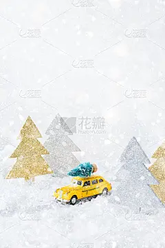 雪地里的玩具车载着圣诞树