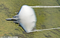 英国摄影师爬上高峰蹲点拍摄战斗机“音爆云” : 几架低空飞行的战斗机在留下两长条飞机云的同时，甚至产生了传说中的“音爆云”。
