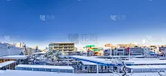在横滨郊外的奥八台广场旋转的早晨下起了雪