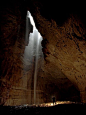 在约克郡山谷国家公园中，因格尔博罗峰底有一处名为加平·吉尔的著名洞穴，其垂降深度111米。公园管理处的统计数据显示，山谷国家公园中约有两千处洞穴和凹坑。