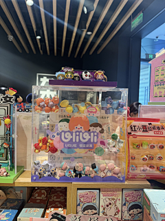 本黑黑黑黑黑采集到潮玩展陈