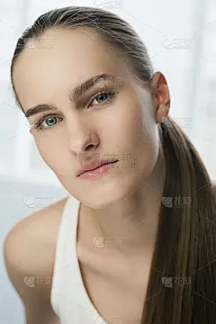 穿着白衬衫的年轻女孩的肖像。男女皆宜的风格