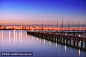 Getxo码头与游艇桅杆在晚上
Getxo pier with yacht masts at night