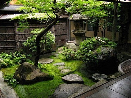京都坪庭  在区区几坪甚至只有一坪大小的...
