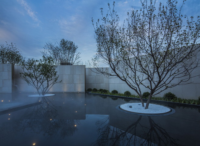 新疆中海九号公馆展示区现代镜面水水中树池圆形树池白色碎石洗米石