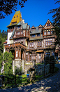 Pelisor Castle in Sinaia, Romania Beautiful Castles, Beautiful Buildings, Beautiful World, Beautiful Places, Beautiful Pictures, Medieval Houses, Medieval Castle, Residence Architecture, Peles Castle