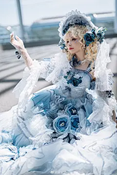 谢安然【满庭芬芳】

造型参考了高桥真琴的插画，做了标志性的罗马卷，我敢说……今天妆造绝大部分的时间都在粘珍珠与宝石！再拿起我定制的飘纱花伞，少女漫画感拉满～

本来想做一个风中摇曳的优雅少女，没想到变成了即将放飞的风筝……
我要说，CP29不止二次元军训，也是Lo娘军训，我的臂力和核心经历了史无前例的挑战……

不过，这次的照片和视频的张力和轻盈感，我是真的满意～！又是快乐的一天！今天有多少朋友抓到我了呀？明天继续CP见哦～