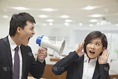 通过女商人的耳朵对着扩音器说话