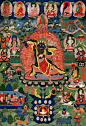 清 执梃大黑天唐卡.jpg (1000×1460)是藏密中具有大威力的护法神。其头戴五颅冠，三目圆睁，獠牙外露，呈忿怒相。身着交领袍衣，右手执梃，左手捧嘎巴拉，挟持三尖天杖，以右屈左展的战斗姿态，安住于般若烈焰中。画面上半部分绘有五方佛、绿度母及长寿三尊，台座地界则绘有九宫八卦图。观想并修持此帧，可消除一切无明障碍，广增福寿与财富，获得精神上的慰藉。