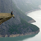 挪威的Trolltunga岩石 ，试想如果是你站在这块岩石上，最想摆个什么姿势呢？ 