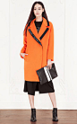 这款橙色呢大衣，大气的茧型设计，潮流的字母元素没有一样单调，搭配半高领设计的几何图案针织衫和开叉呢裙，很潮哦