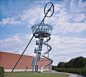 #建筑设计#艺术家卡斯滕·奥莱已经矗立起一座观景塔和缤之间的交叉在维特拉校园在莱茵河畔威尔德国国内。 
部分作品和部分建筑，30米高的维特拉幻灯片大厦设有一个开放式的楼梯上升和扭转38米长的滑道覆盖的递减。钢质三脚架支撑的圆形观景平台，对地17米，是由无数的超越，照亮时钟着一张脸，测量6米直径。