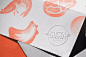品牌｜温暖的橙红 幸福的弧线 : 　　台湾设计师 Sean Huang 为餐厅 GUSTA 提供的品牌 VI 方案。 　　餐厅的 Logo 除了文字以外，融入麦穗、箭头、餐叉、笑容的综合图案，这也传递出品牌的理念。仅用一种橙红色，表现出温暖的感觉，复古风格的插画让