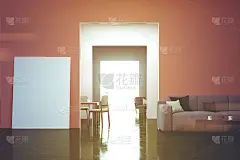 粉红色的客厅和一张海报