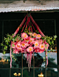 珊瑚+玫瑰金婚礼灵感 : 大量运用珊瑚红和玫瑰金的色彩，营造出水彩画办迷人的感觉，仿佛身陷爱恋，甜蜜悠长。