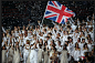 英国队的队员们，穿着金色镶边的白色宽松夹克，巧妙地隐藏着他们对奖牌的野心，欲盖弥彰。金色镶嵌的领口，很明白了说明了问题。