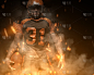 美国足球运动员在黑暗的背景，烟雾和火花在黑色和橙色的服装。