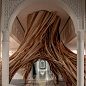 在膨胀装置中，巨大的木条形成扭曲的根结构

艺术家 Wade Kavanaugh 和 Stephen B. Nguyen 在最近的装置作品 Study in Pattern 中，扩展了在工作室中建造由长木条组成的巨大树木的想法。树状几乎占据了整个房间，伸展部分一直延伸到天花板和空间的每个角落。