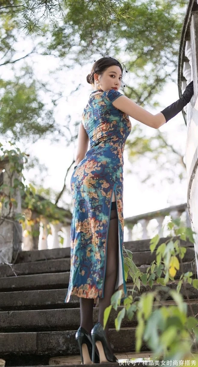 复古的旗袍展现出女性的成熟美，搭配时尚的...