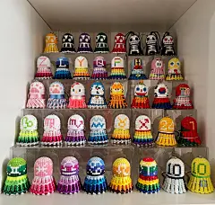 羽毛球手工编绳挂件镶钻款手绘款
这算不算羽毛球手办呢！装不透明的盒子里就叫盲盒了#我的手工日常 #盲盒 #车内摆件 #羽毛球 #哆啦A梦 #晒晒我的手办 #diy #手绘#动漫手绘 #车挂#手工羽毛球挂饰 #羽毛球手工#羽毛球手工