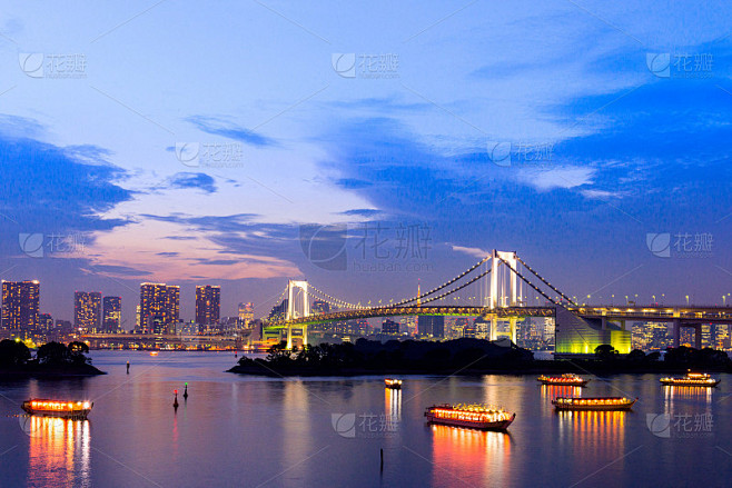日本东京，御台场，御台场海滨公园，日落时分的东京天际线，城市景观和彩虹桥