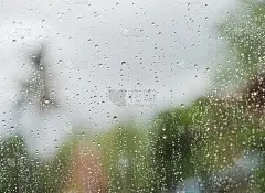 雨滴落在玻璃表面的背景，抽象的背景