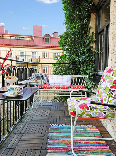 纤细的家居让阳台更有了通透感，色彩和阳光...
