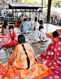 文化：京都市东山区八坂神社举行了新春惯例的「新年歌牌大会」，今年已是第46个年头。18名青少年男女打扮成平安时代的人物在神社内的能乐舞台上大显身手。八坂神社供奉的素笺鸣尊传说是第一位写和歌的人。