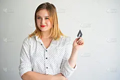 微笑自信的女人使用无现金支付