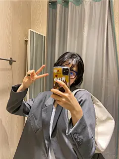 别在买烂网的hobo啦prada牛皮单肩腋下包 : #普拉达 PRADA牛皮单肩腋下包 既可以单肩也可以斜挎 有⛓️ 我觉得单肩背或者手提更好看！ 购于上海佛罗伦萨小镇 是一眼就看中的款式 小姐姐说是昨天刚到的 颜色有黑白粉 我很纠结买白色还是黑色