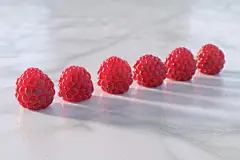 新鲜采摘的覆盆子水果摄影图片