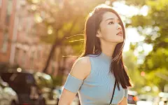 李沁唯美街拍壁纸