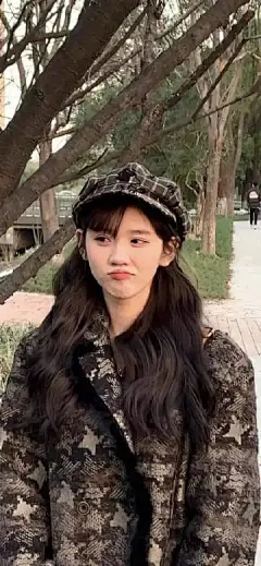 穿着大衣戴贝雷帽女孩手机壁纸