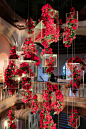 圣地亚哥艺术博物馆Art Alive展花艺装置作品“玫瑰枝形吊灯” : 作品的设计灵感来源于阿尔弗雷德·艾森斯塔特（Alfred Eisenstadt）摄影展，它传达了花凝固在时间里的概念——就像照片中捕捉的瞬间一样。