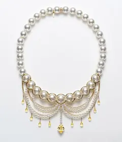 万圣节的化妆舞会刚刚落幕，欢声笑语似乎依然环绕再耳边，而圣诞新年的舞会却已到来，优雅的高跟鞋，华丽的珠宝，悠扬的旋律，高雅的绘画、明亮奢华的枝形吊灯，优雅的礼服以及笑容可掬的绅士，注定让这个最后的季节的舞宴充满奢华和典雅。杯盏交错，迷人的笑容，踏着优美的舞姿，佩戴着奢华的珠宝翩翩起舞，这一刻您是这场盛宴的女王！ #欧美#@北坤人素材