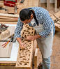 人,家具,生活方式,小企业,车间_538144169_Carpenter carving on a piece of wood_创意图片_Getty Images China