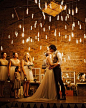 16个浪漫婚礼灯光设计，新人们在神奇的光影效果中仿佛走入了有魔力的童话世界。
