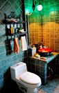 地中海风格的色彩浴室，铁艺的收纳架，个性的艺术台盆。#卫浴#