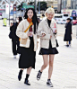 #时尚街拍##穿搭技巧指南# 最近韩国小姐姐的街拍很流行啊！看看这组闺蜜穿搭，都是比较中性的有点酷酷的风格～真的太养眼了！ ​​​​