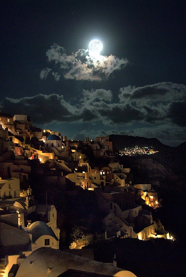 Moon Santorini