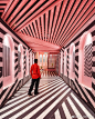                                                         The Pink Zebra, India

位于印度北方邦坎普尔的印度餐厅Feast Indian Company，室内墙面采用大面积的黑粉条纹，与其相配合的纯色墙面也有条纹图案装饰，楼梯的线条也是相符的折线形。最值得注意的是，餐厅屋顶也结合了条纹元素，特殊设计的屋顶使得光透过窗户将条纹状影子印射在了室内室外，形成 ​​​​...展开全文c                           