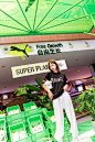 绿植概念品牌「超级植物公司/SUPER PLANTS」

将来自大自然的绿色注入「黑彪色差共和国」

在象征着条理与规则的转运箱之间

仿佛有魔法的植物野蛮生长

让大家在一片绿意中感受蓬勃自由

不受边框限制的生命力量