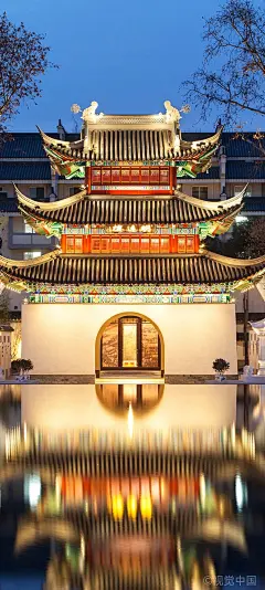 金陵怀旧～南京•似乎江南的每作城都是由一条河开始的，南京也不例外。秦淮河如同打开江南的一把钥匙，河畔延伸展开的的南京城就是那扇子。这扇门在在历史的沉沦与亢奋中反复推开，门内是落败帝王们偏安修整的后庭院年。——南京