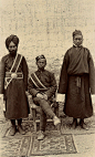 光绪二十九年（1903年）为压制俄国在西藏的势力，英国军队从锡金出发，第二次入侵西藏，次年攻陷拉萨，胁迫噶伦等官员签订《拉萨条约》。在随行英军中，殖民官员约翰·克劳德·怀特沿途拍摄了大量照片，回到英国后出版了影集，成为今天人们了解西藏历史人文的重要依据。